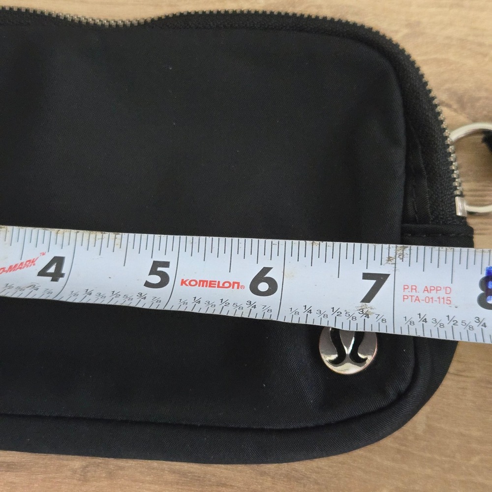 Lululemon Everywhere Belt Bag Womens OS Black White Striped Strap Crossbody 1L - Picture 9 of 10